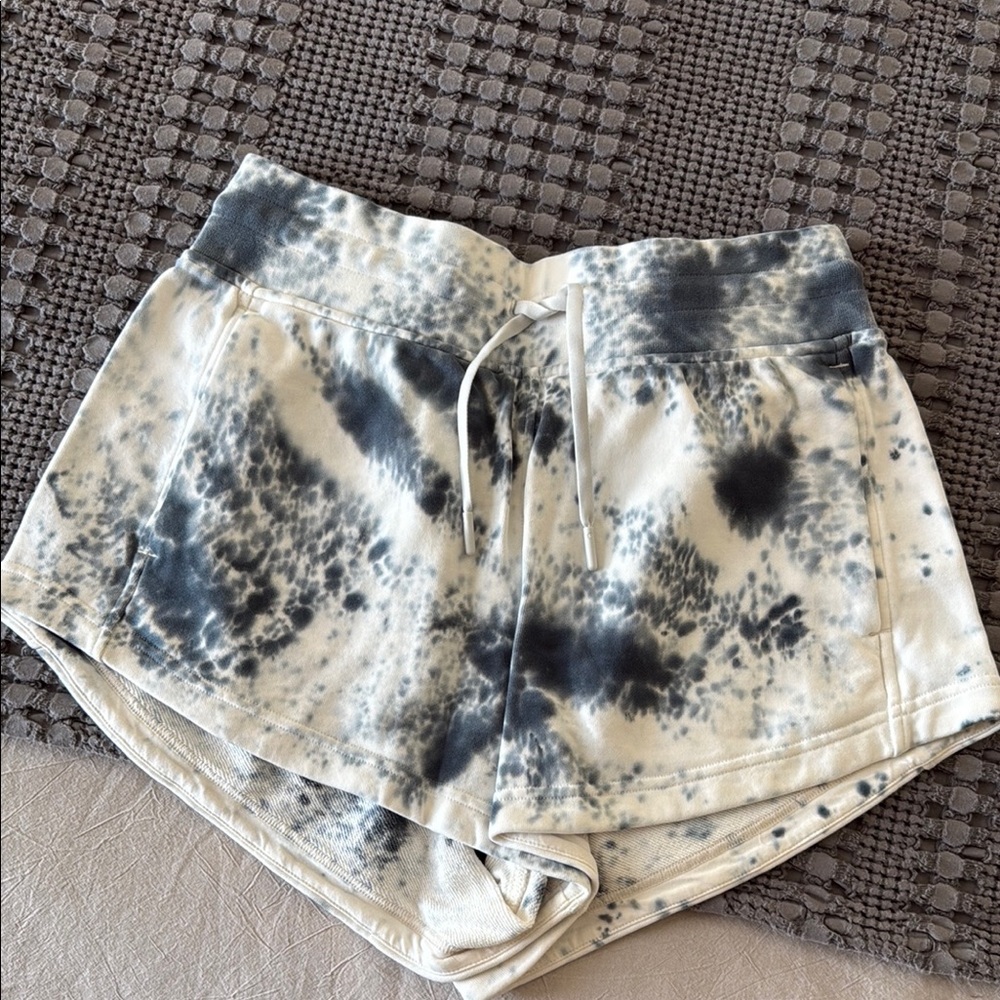 lululemon inner glow short